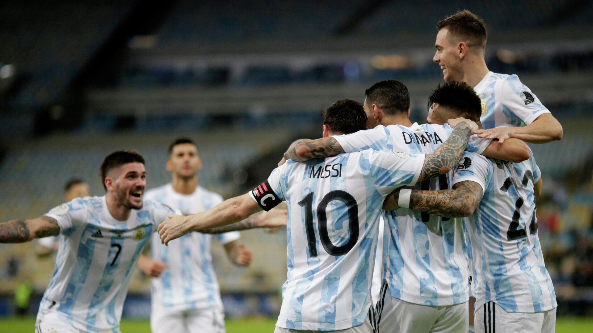 Футбол аргентина примера в. Сборная Аргентины по футболу 2021. Агуэро с Кубком Америки. Сборная Аргентины копа Америка 2021. Паредес сборная Аргентины.