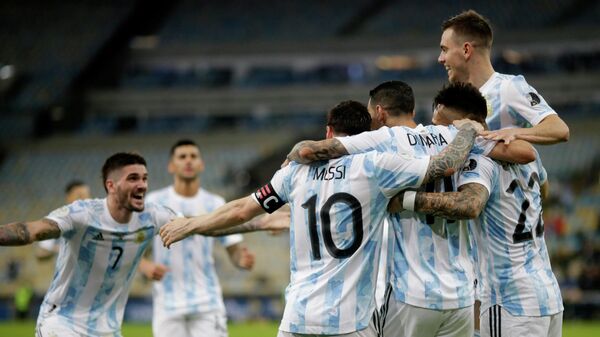 Сборная Аргентины празднует гол в матче с командой Бразилии в финале Кубка Америки