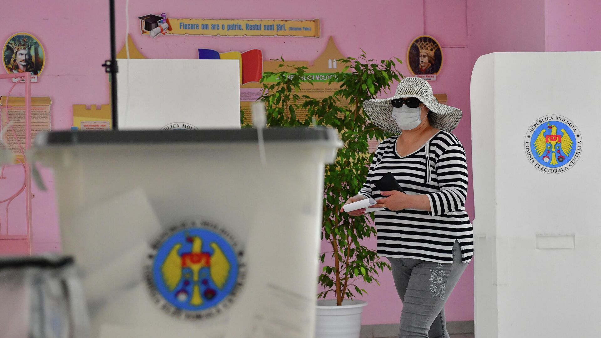 Женщина голосует на избирательном участке в Кишиневе во время досрочных парламентских выборов в Молдавии - РИА Новости, 1920, 12.07.2021