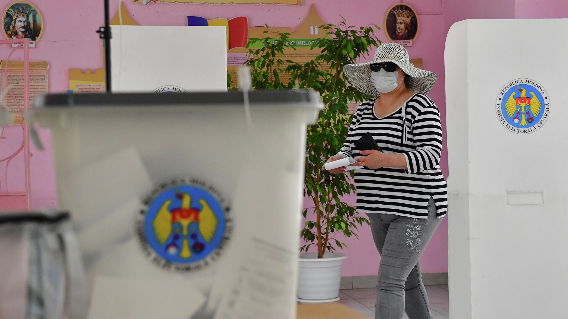 Женщина голосует на избирательном участке в Кишиневе во время досрочных парламентских выборов в Молдавии - РИА Новости, 1920, 11.07.2021