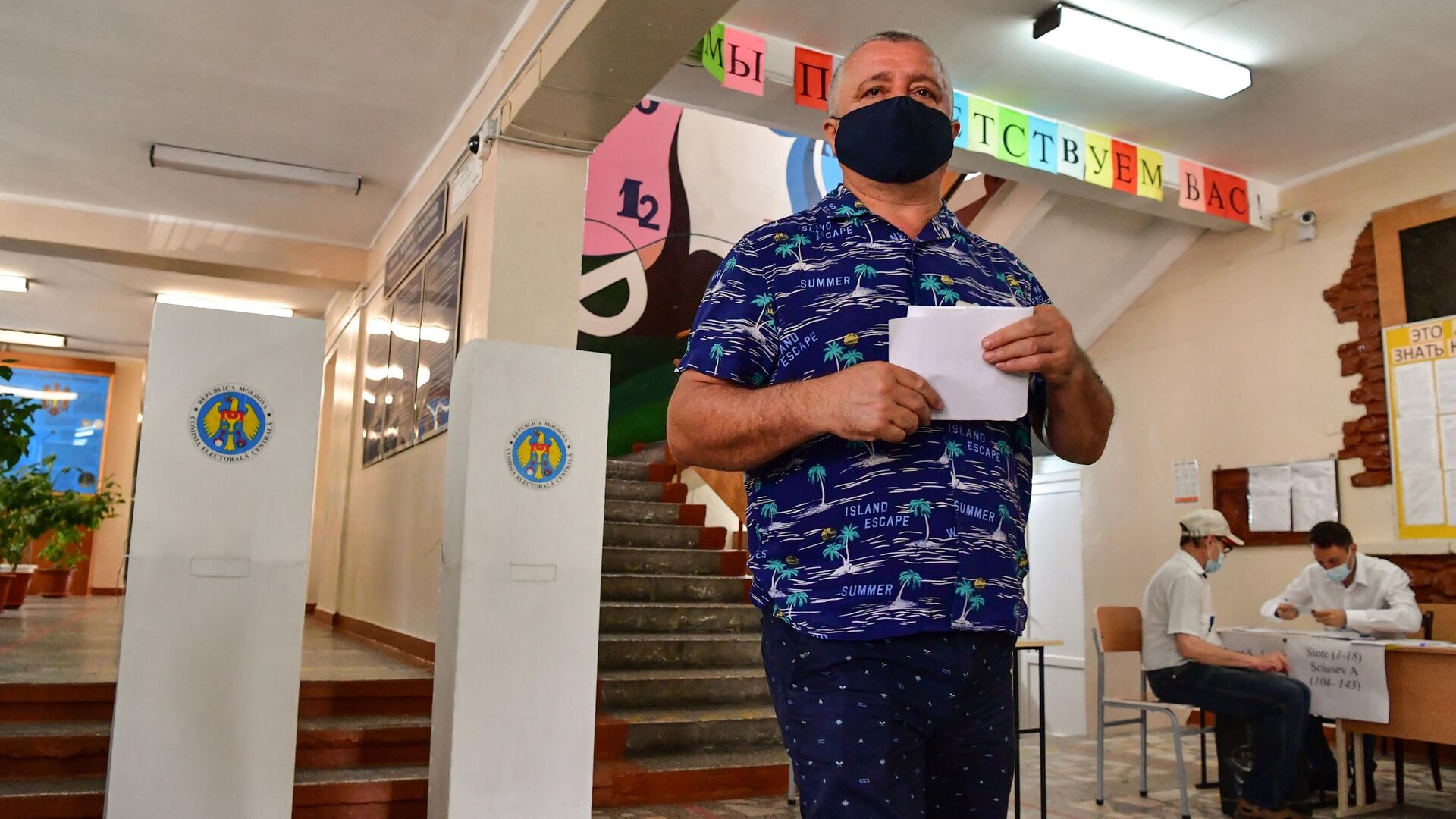 Мужчина голосует на избирательном участке в Кишиневе во время досрочных парламентских выборов в Молдавии - РИА Новости, 1920, 11.07.2021