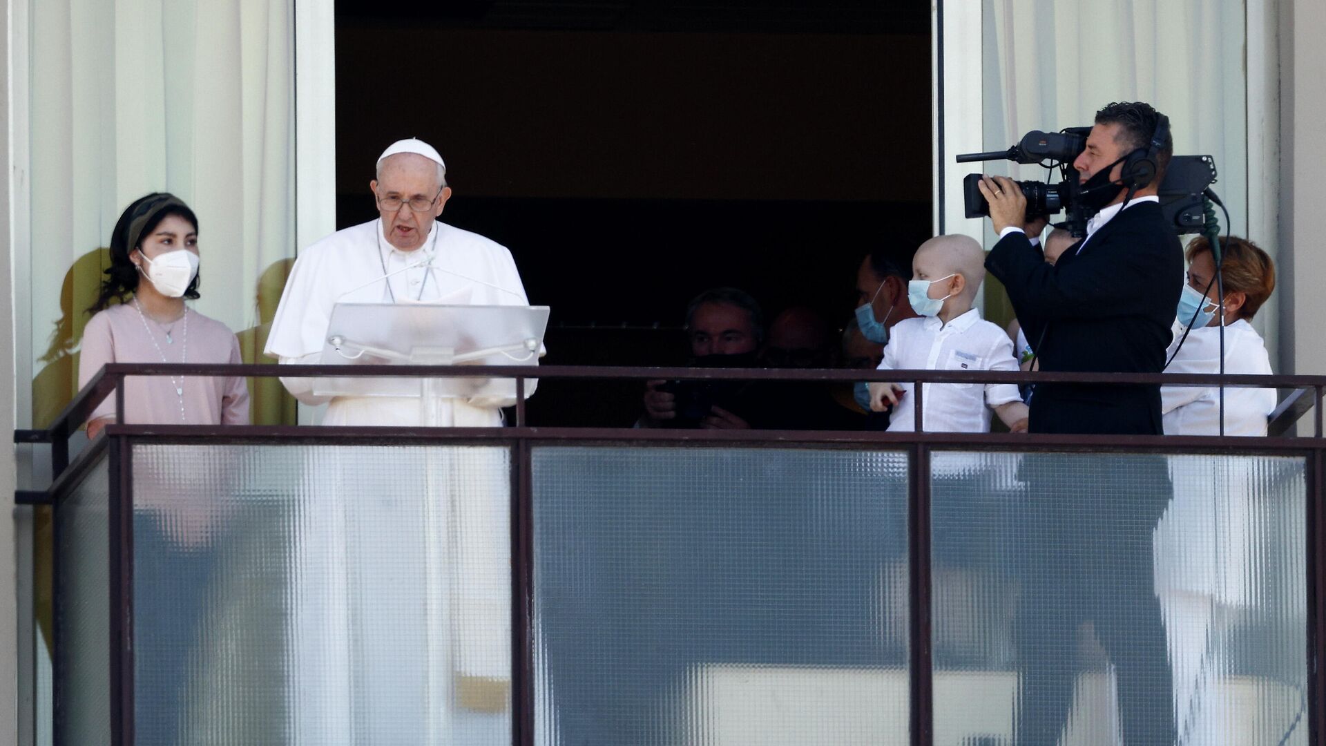 Папа Римский Франциск впервые после операции выступает перед верующими с балкона 11-го этажа римской больницы - РИА Новости, 1920, 11.07.2021