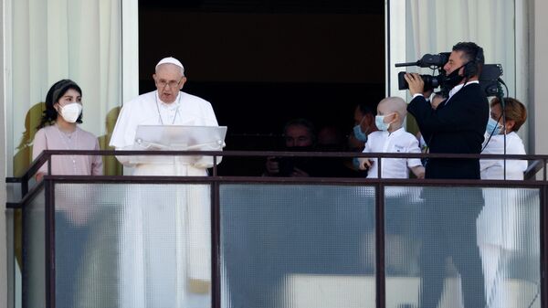 Папа Римский Франциск впервые после операции выступает перед верующими с балкона 11-го этажа римской больницы