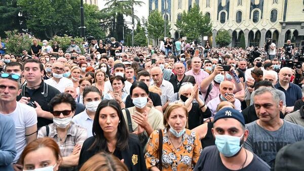 Участники акции протеста оппозиции, неправительственных организаций и журналистов, вызванной гибелью грузинского журналиста Лексо Лашкарава