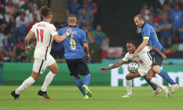 Игровой момент матча Италия - Англия