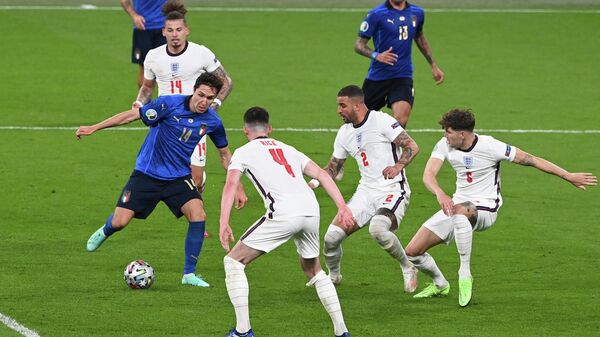 Игровой момент матча Италия - Англия