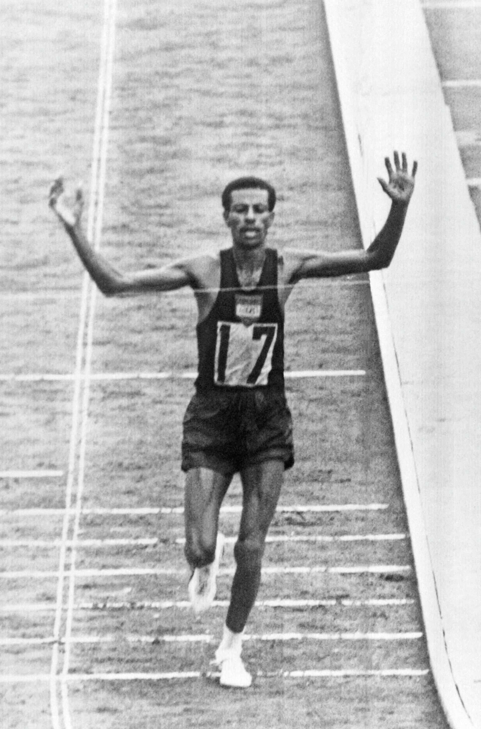 Абебе Бикила на финише марафона на Олимпийских играх 1964 года - РИА Новости, 1920, 12.07.2021
