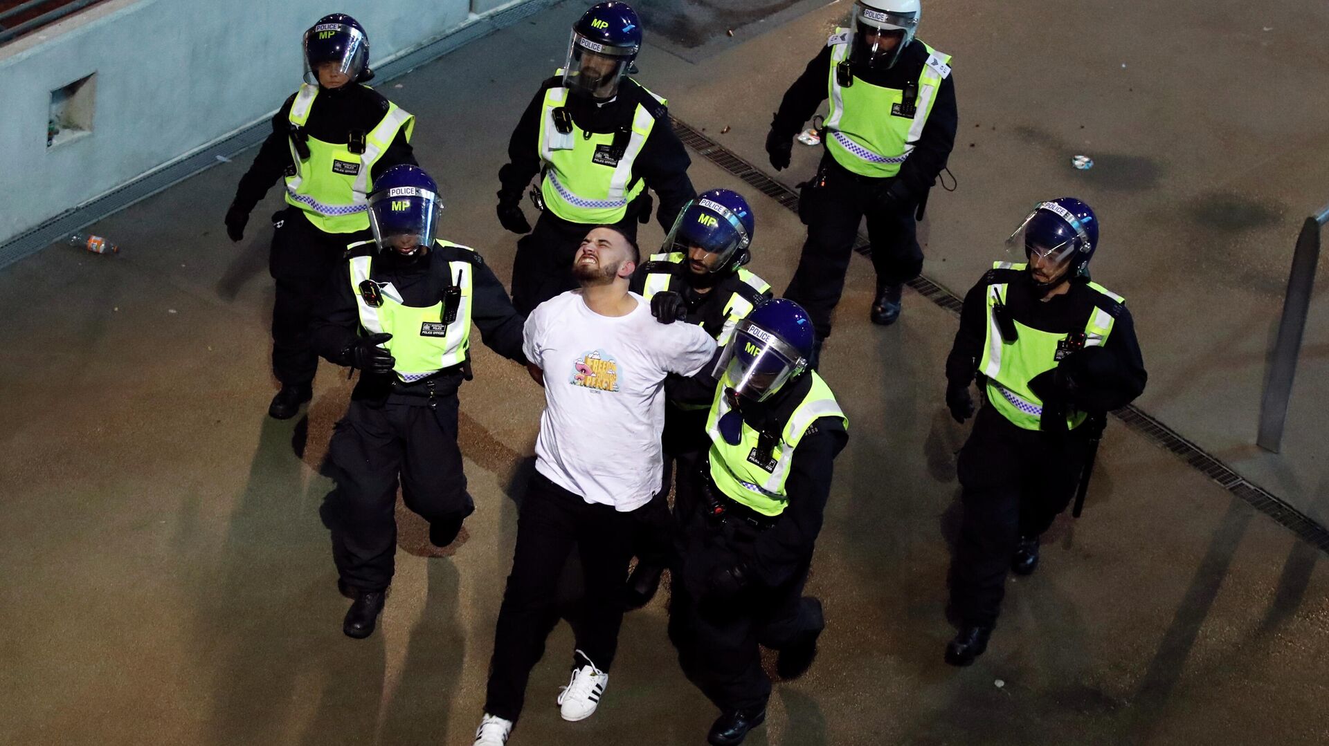 Полиция задерживает болельщика сборной Англии возле стадиона Уэмбли в Лондон - РИА Новости, 1920, 12.07.2021