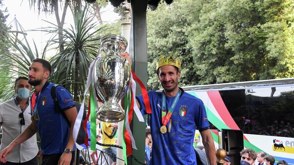 Сборная Италии с трофеем чемпионата Европы в Риме