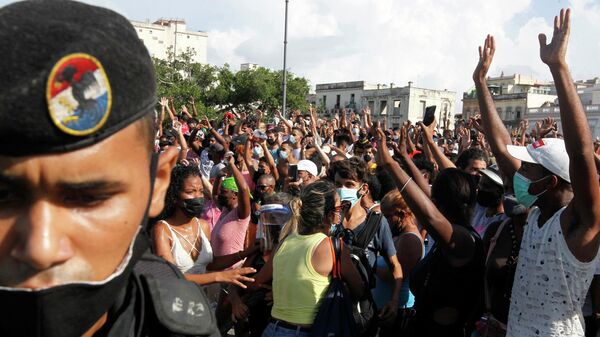Участники акции в поддержку правительства и президента в Гаване, Куба