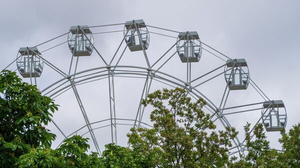 Колесо обозрения в Центральном парке в Геленджике 