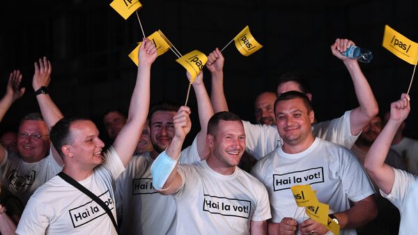 Сторонники партии Действие и солидарность во время объявления результатов досрочных парламентских выборов в Молдавии