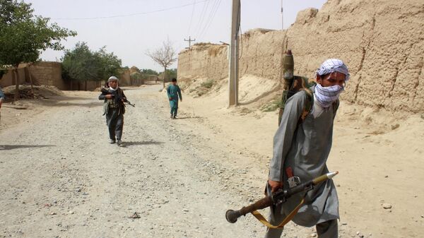 Вооруженные афганские ополченцы патрулируют окраину провинции Тахар