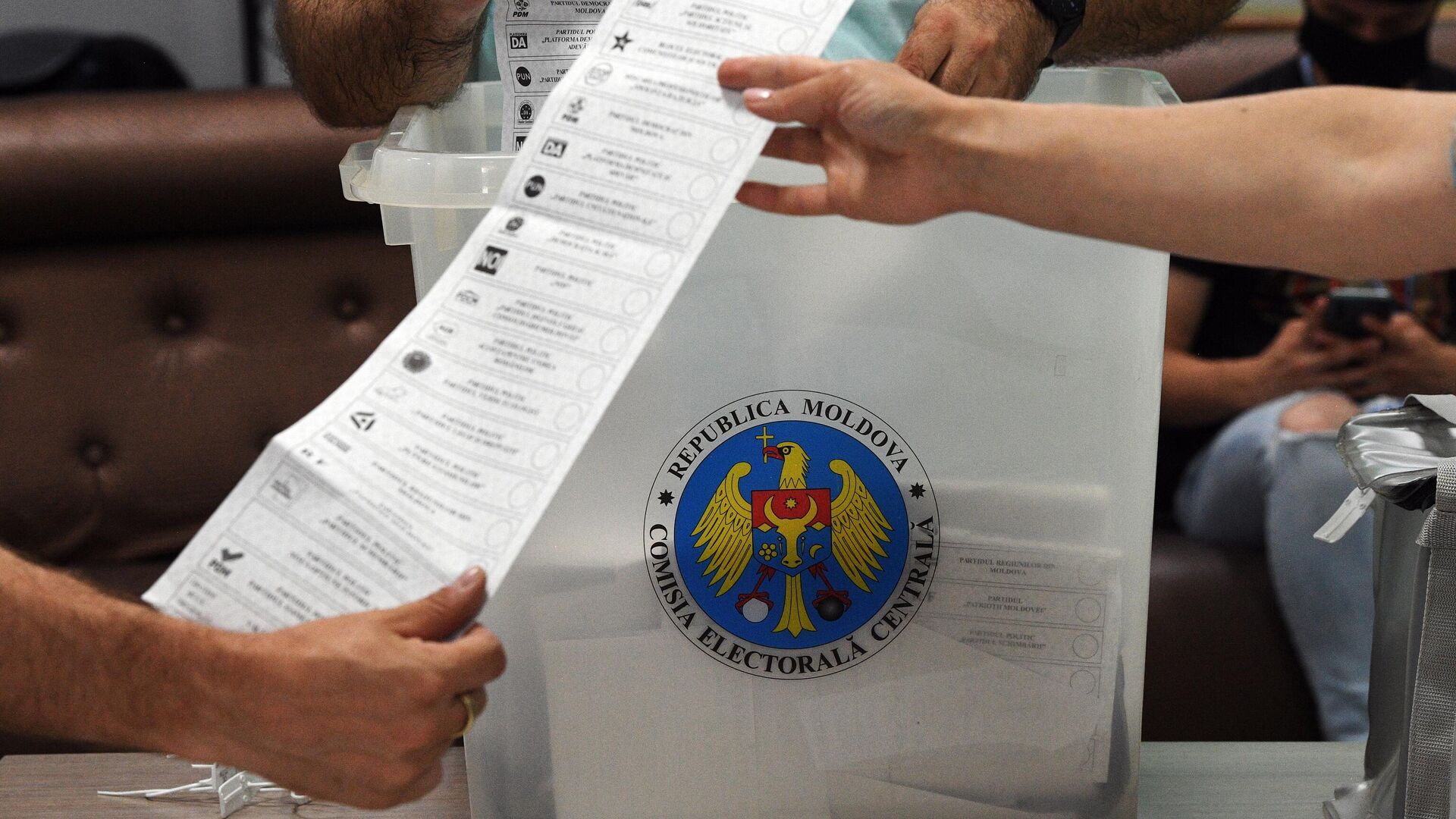 Подсчет голосов на избирательном участке в Кишиневе во время досрочных парламентских выборов в Молдавии - РИА Новости, 1920, 06.12.2021