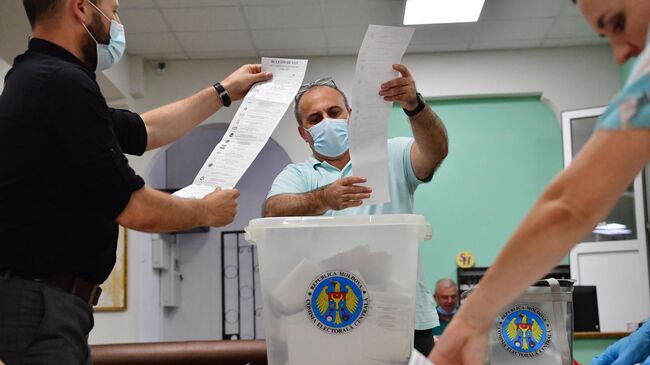 Подсчет голосов на избирательном участке в Кишиневе во время досрочных парламентских выборов в Молдавии