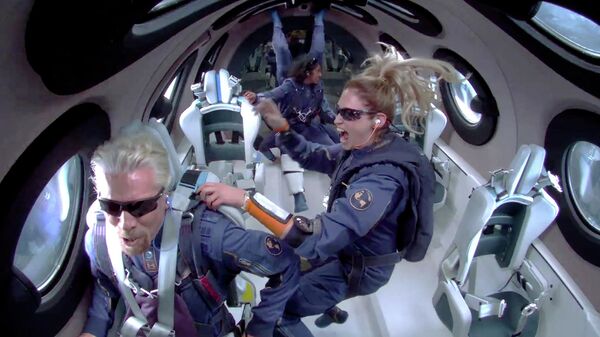 Ричард Брэнсон на борту космического корабля компании Virgin Galactic
