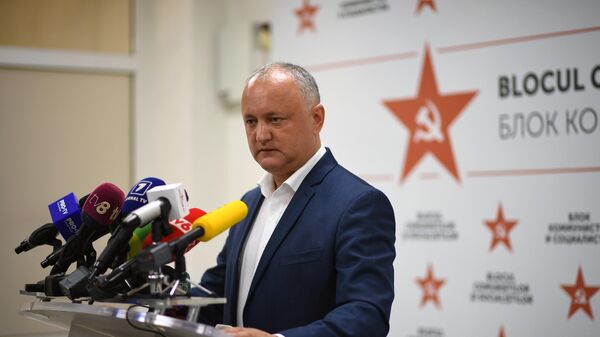 Председатель партии социалистов Молдавии Игорь Додон во время пресс-конференции по итогам парламентских выборов в Молдавии
