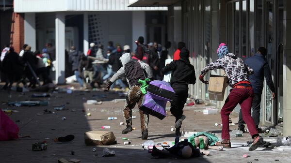 Демонстранты грабят магазины во время протестов в Катлехонге, ЮАР