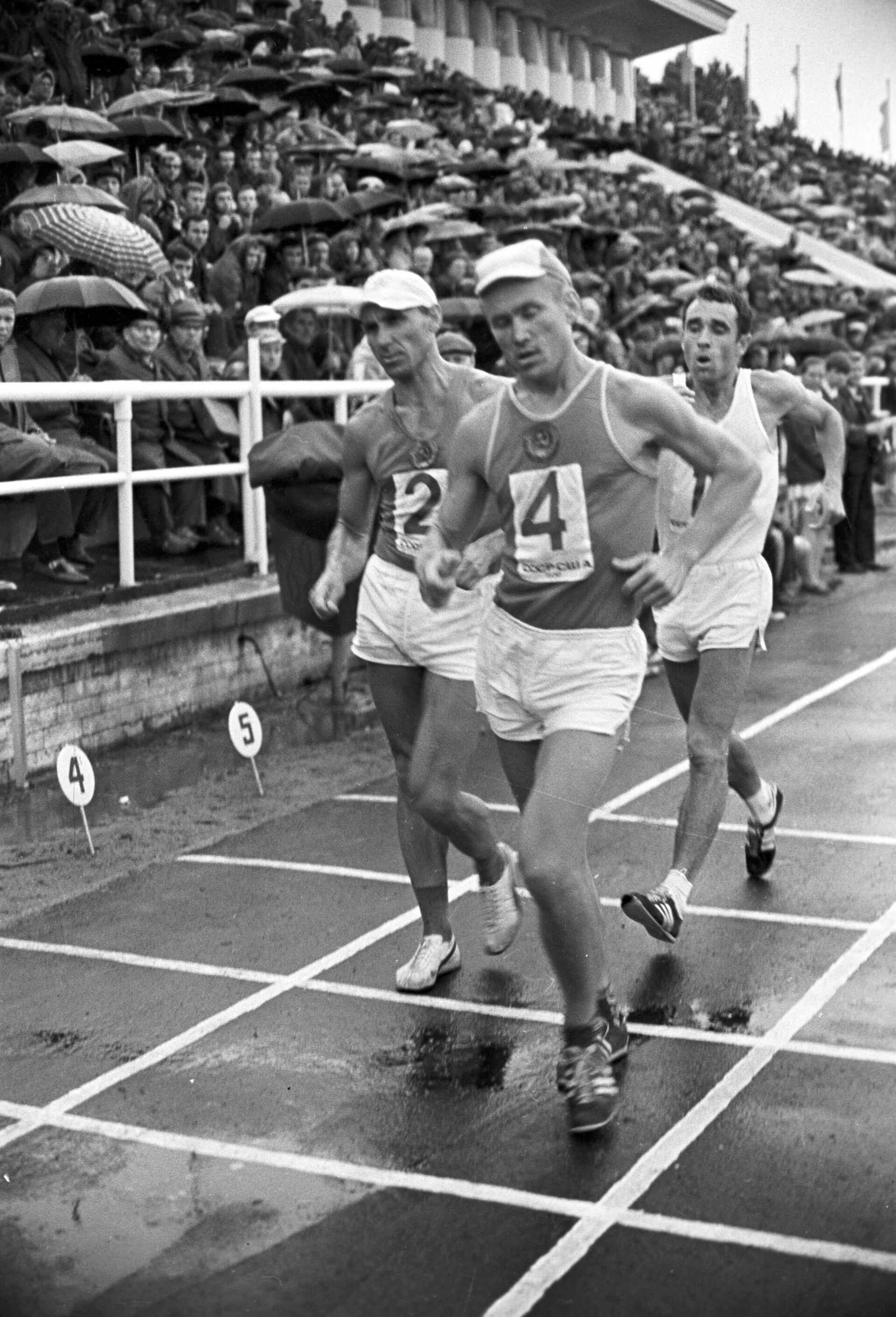 Участники Олимпийских игр 1968 года в Мехико Николай Смага (№4) и Владимир Голубничий (№2) - РИА Новости, 1920, 12.07.2021