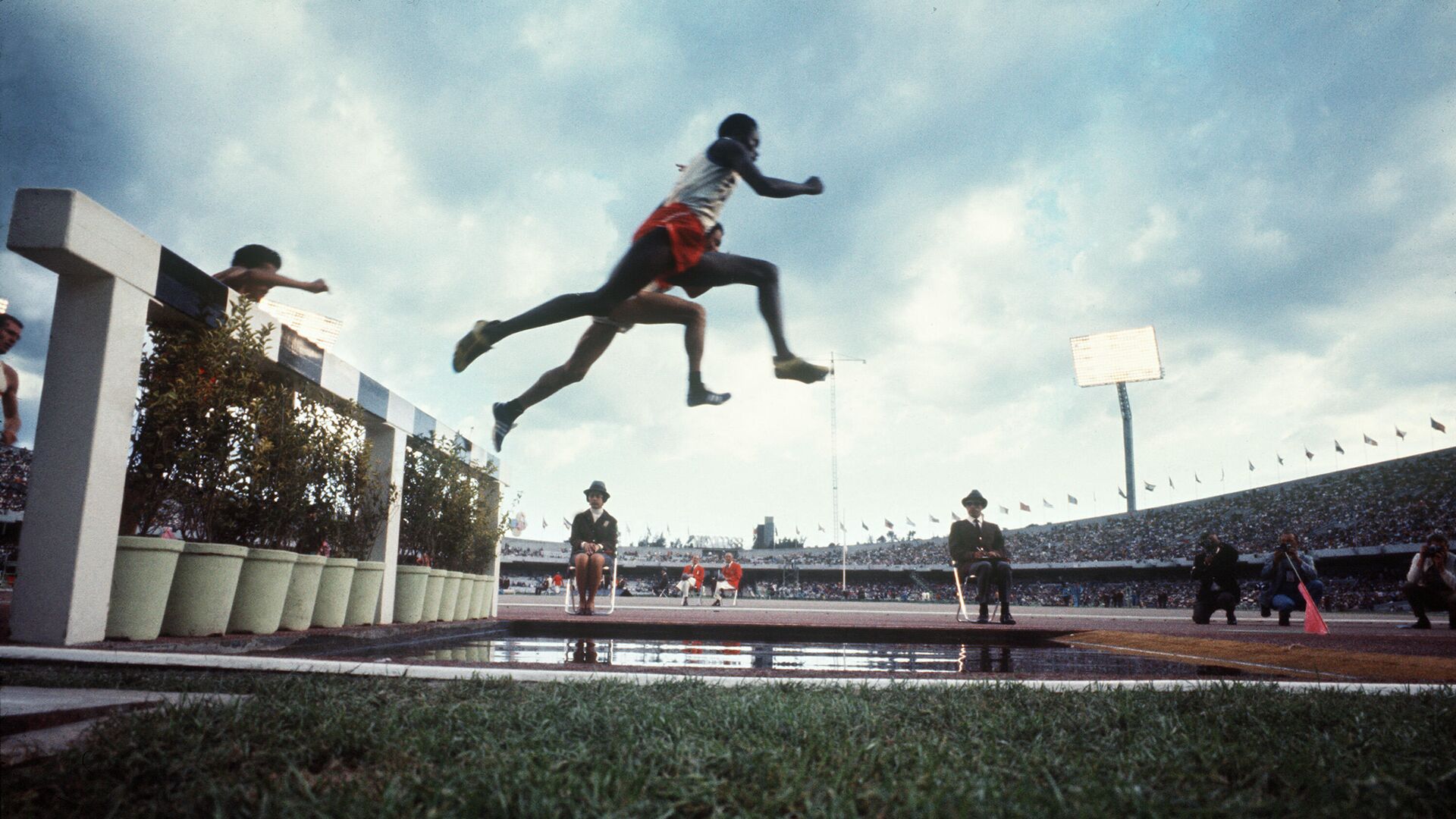 Атлеты на забеге на 3000 метров с препятствиями на Олимпийских игра 1968 года в Мехико - РИА Новости, 1920, 13.07.2021