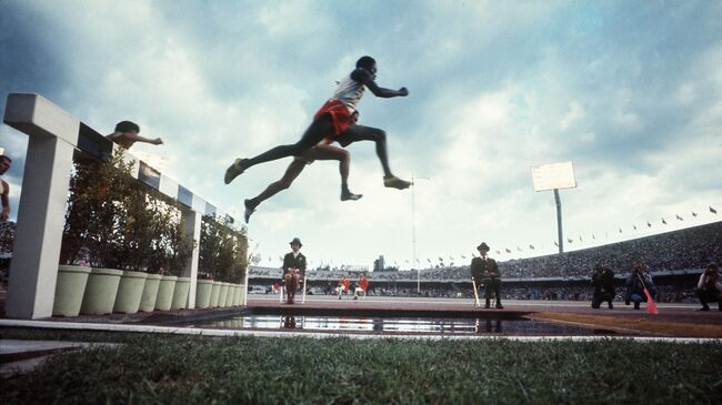 Атлеты на забеге на 3000 метров с препятствиями на Олимпийских игра 1968 года в Мехико