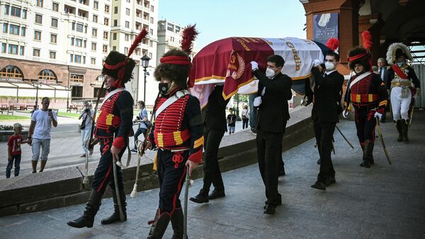 Члены исторического клуба и родственники несут гроб французского генерала Шарля Этьена Гудена во время церемонии передачи останков его тела из России во Францию 