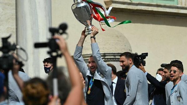 Футболисты сборной Италии с кубком