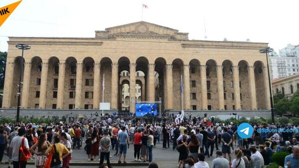 Участники акции протеста у здания парламента в Тбилиси, Грузия