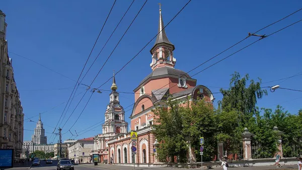 Церковь Апостолов Петра и Павла на Новой Басманной улице в Москве