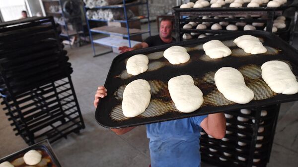 Производство хлеба в одной из пекарен в городе Шуша
