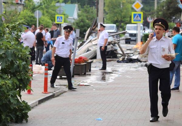 Сотрудники полиции у гостиницы Азария в Геленджике, где произошел взрыв бытового газа