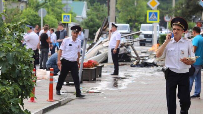 Сотрудники полиции у гостиницы Азария в Геленджике, где произошел взрыв бытового газа