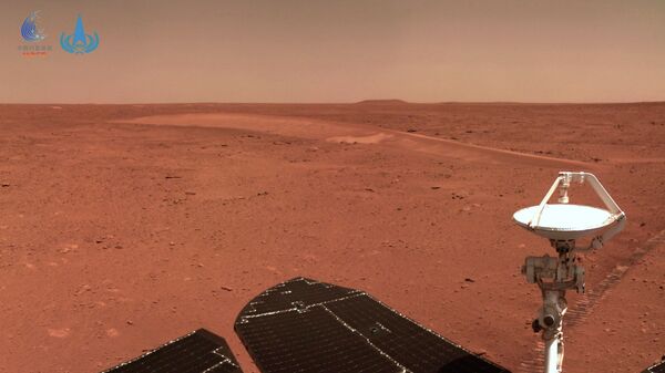 Ландшафт Марса, снятый китайским марсоходом Чжужун