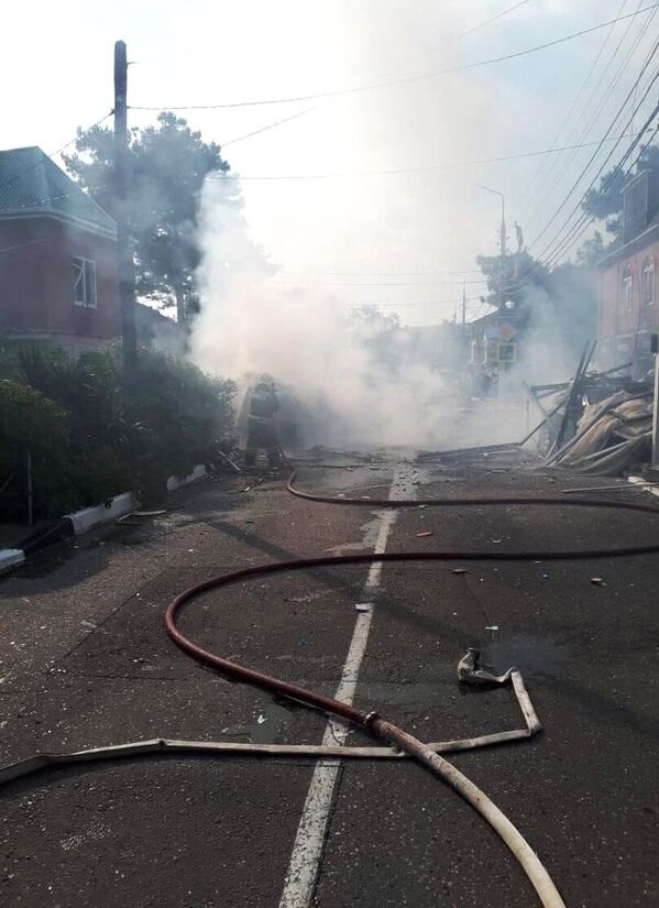 Дым на месте взрыва бытового газа, который произошел в гостинице Азария в Геленджике