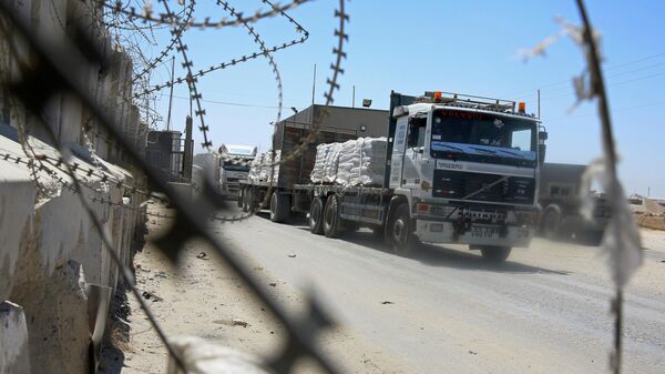 Грузовики с товарами отправляются с палестинской стороны контрольно-пропускного пункта Керем-Шалом