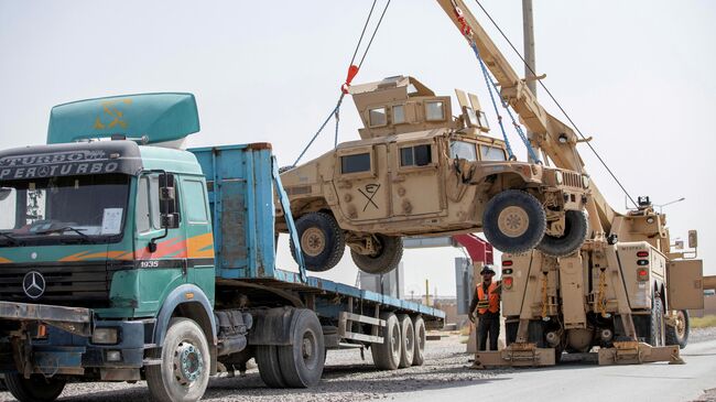 Погрузка военных автомобилей HUMV во время подготовки к выводу войск США из Афганистана в Кандагаре