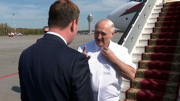 У вас еще терпимо, у нас невыносимо – Лукашенко о жаре по прилете в Петербург