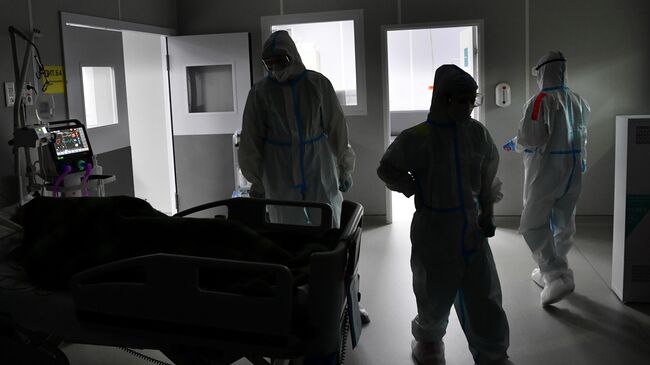 Медицинские работники во временном госпитале для пациентов с COVID-19 в конгрессно-выставочном центре Сокольники в Москве