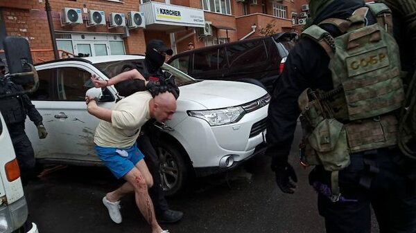 Задержание мужчины, угрожавшего выбросить ребенка с балкона в Иркутске 