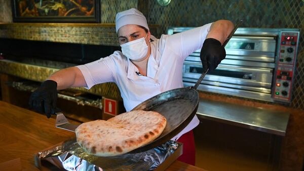 Приготовление осетинских пирогов представителями осетинской общины в чайхане Торне в Сочи 