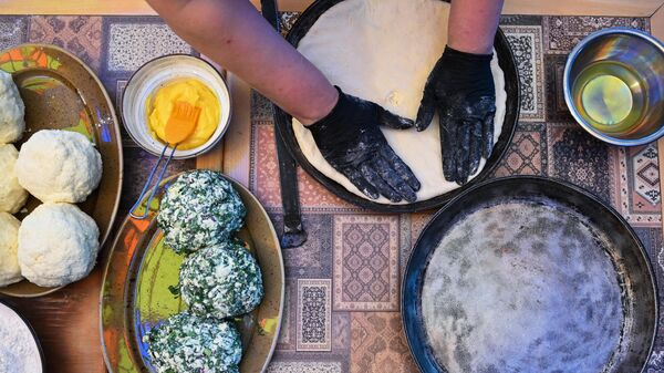 Приготовление осетинских пирогов представителями осетинской общины в чайхане Торне в Сочи