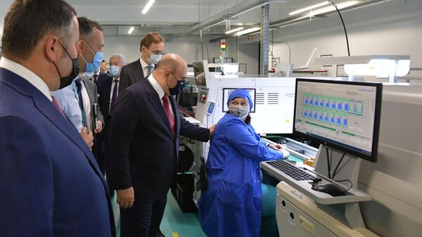 Председатель правительства РФ Михаил Мишустин во время посещения промышленного технопарка в Твери