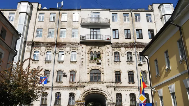 Фасад многоквартирного дома во 2-м Троицком переулке, 6 в Москве