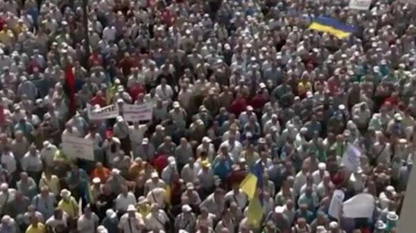 Пенсионеры МВД Украины пытаются прорваться в  Верховную Раду
