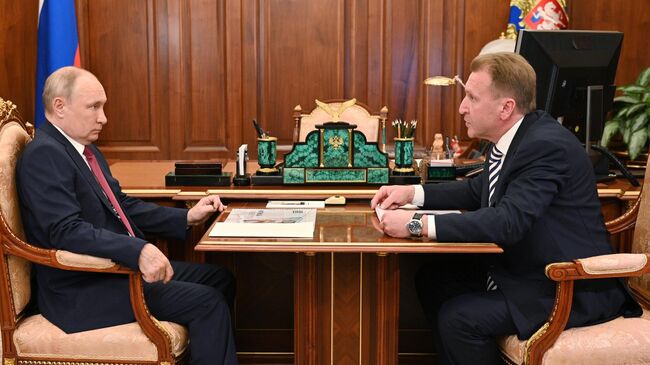 Президент России Владимир Путин и Игорь Шувалов