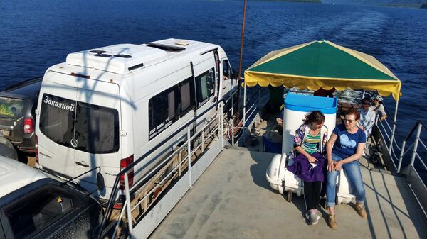 Туристы переправляются через Телецкое озеро в Республике Алтай