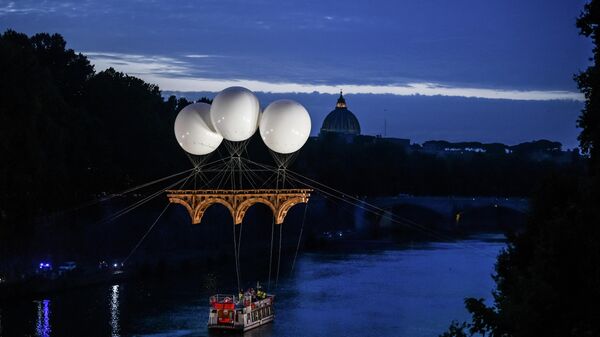 Инсталляция французского художника Оливье Гроссетете Мост Фарнезе над рекой Тибр в Риме, Италия