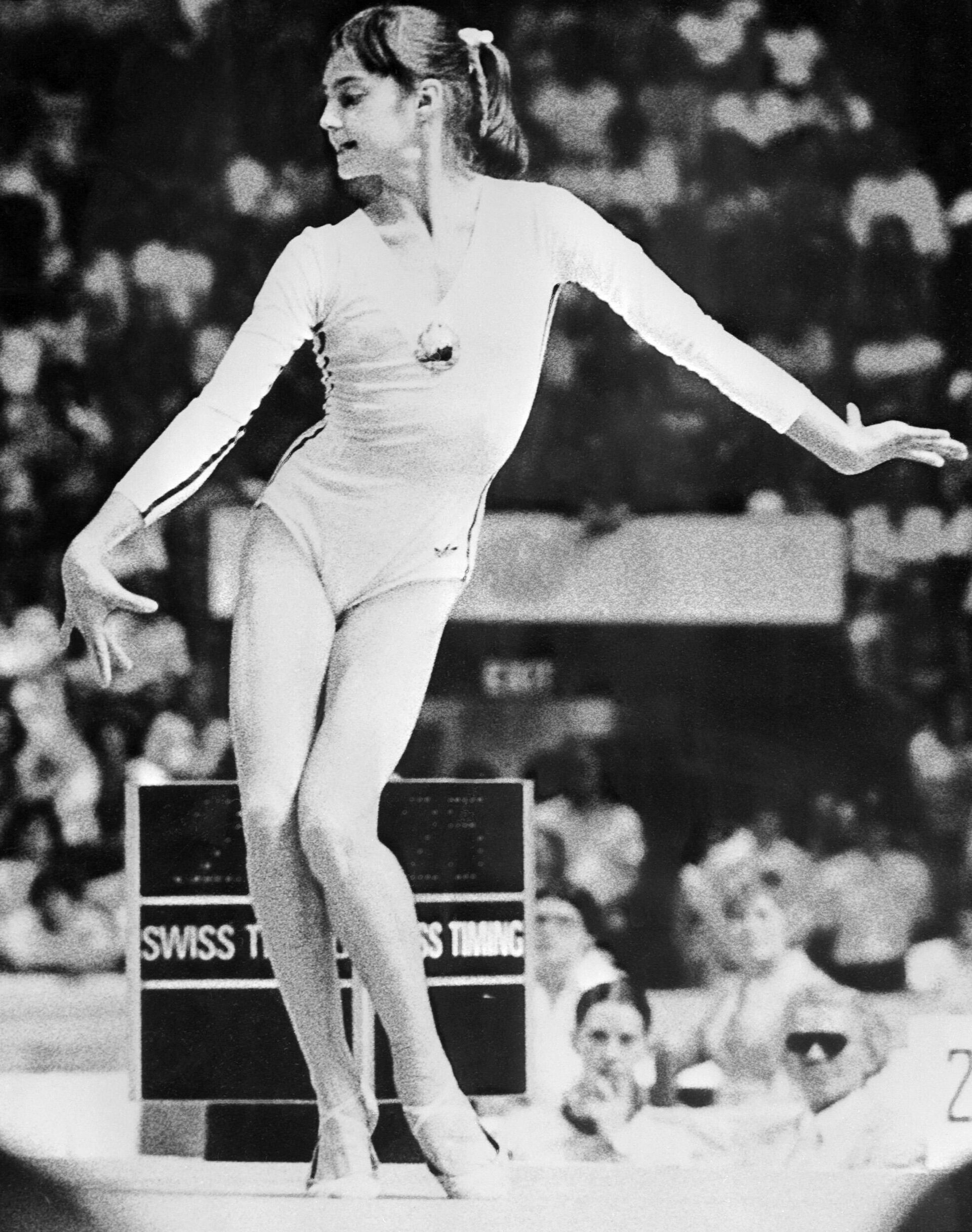 Румынская гимнастка Надя Команечи на Олимпийских играх 1976 года в Монреале...