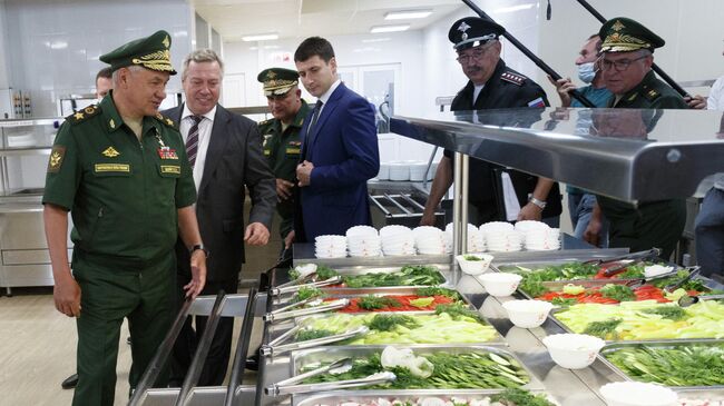 Министр обороны РФ, генерал армии Сергей Шойгу во время посещения мотострелковой дивизии, дислоцированной в Ростове-на-Дону