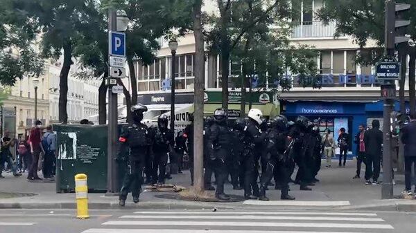 Полиция в Париже применила слезоточивый газ для разгона несогласованной акции